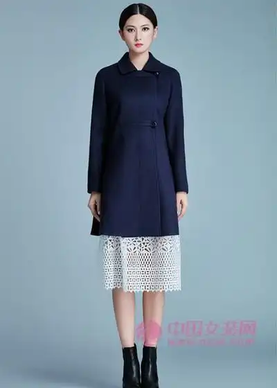 秋冬流行深色深色衣服怎样搭才好看