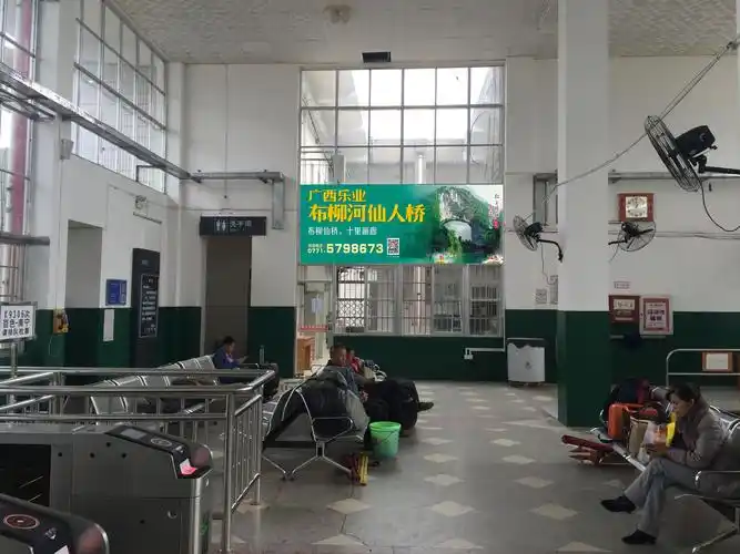 广西百色市田阳站火车站高铁站候车大厅媒体灯箱广告位