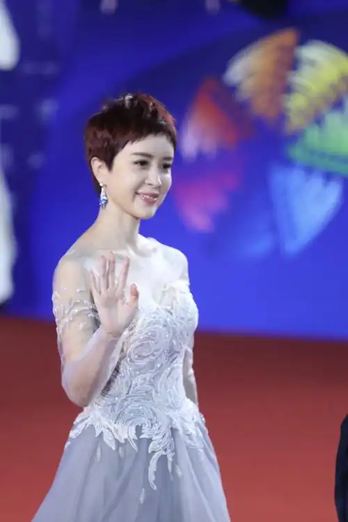 原创金巧巧送6岁女儿上学却意外暴露了孩子就读的国际小学