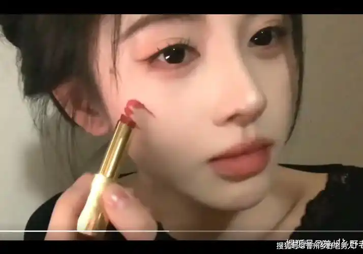 鞠婧祎改妆后的怼脸照也太美了吧,精致的五官加上恰到好处的妆容,真的