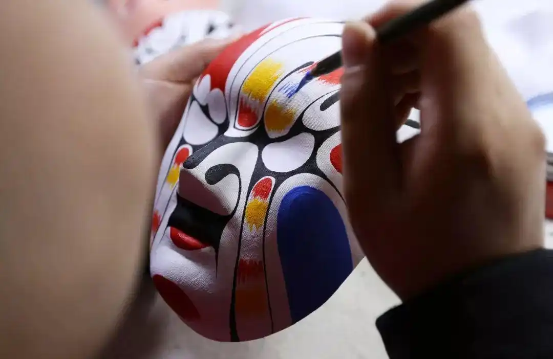 脸谱彩绘让市民更好地了解中国戏剧的博大精深.