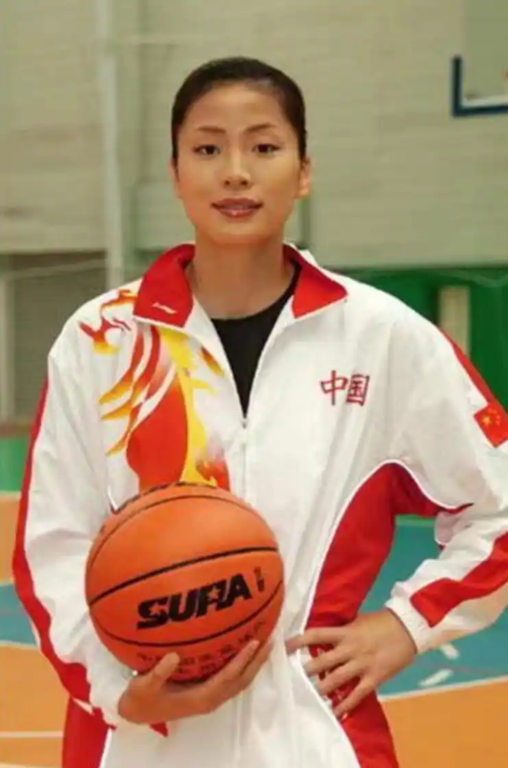 个人的天赋加上勤奋刻苦的训练,15岁的叶莉就被选进了上海青年女篮.