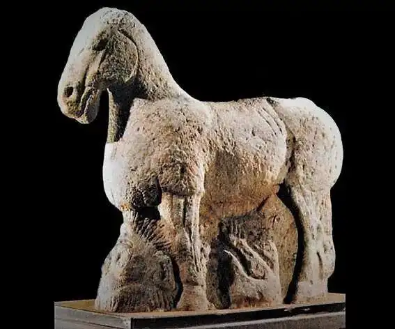 西汉霍去病墓前马踏匈奴雕像