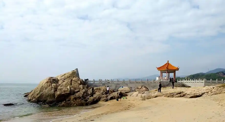 第二天,我们驱车来到了深圳市龙岗区葵涌镇沙鱼涌东面东吻湾海滩.