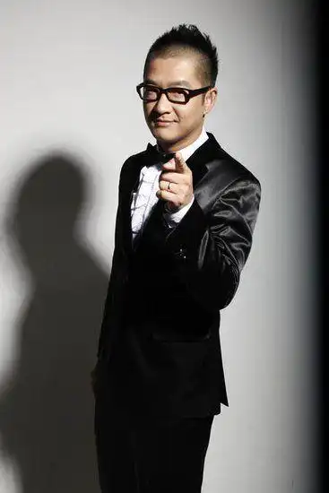 虽"自嘲"为非科班出身男主持,却创造中国电视届火速蹿红的"马丁速度"