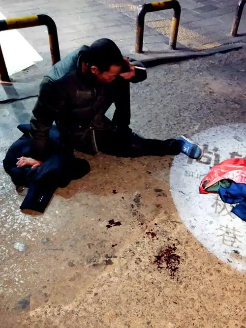 男子醉酒趴地吐血辗转反侧数人经过无人敢扶