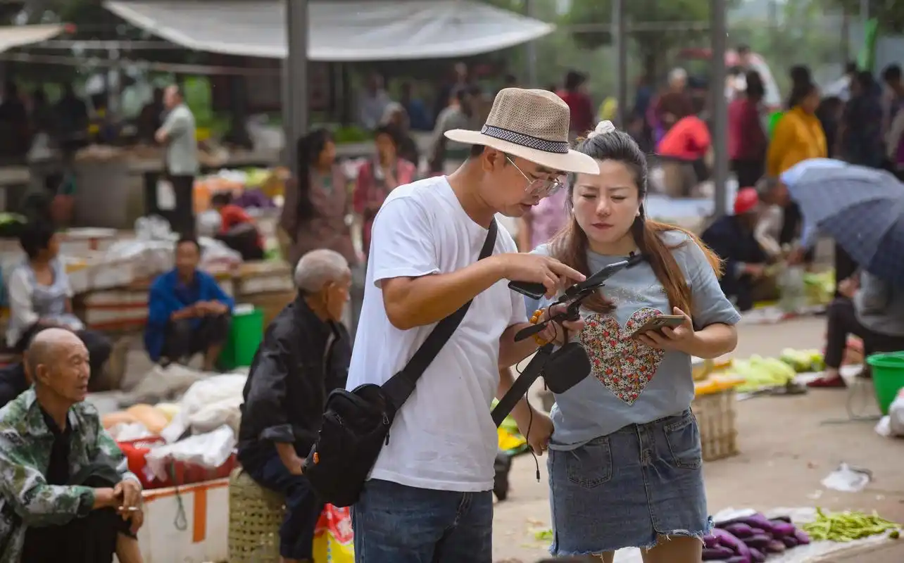 图片新闻|跟着乡村主播去赶集特色农产品供不应求