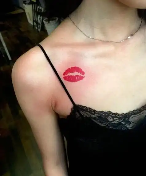 烈焰红唇烈焰红唇锁骨下的红红嘴唇纹身图片让人羡慕红唇93烈焰红唇