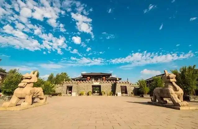 三国城城门楼图片