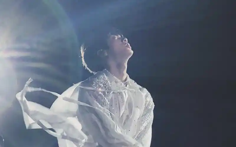 金硕珍赤橙黄绿青蓝紫谁持彩练当空舞