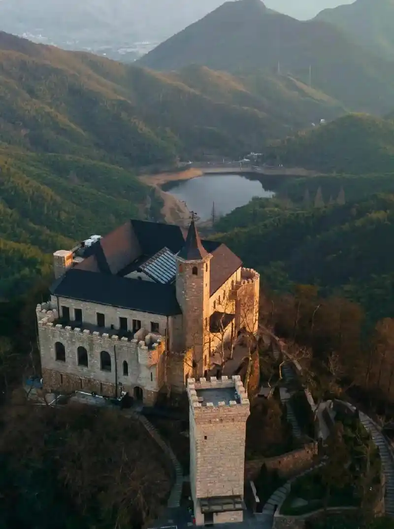 莫干山-裸心堡079909.裸心堡-一座梦幻中的城堡 位于莫 - 抖音