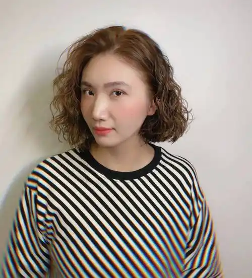 奔四奔五的女性,发型别乱整,剪短发烫烫就对了