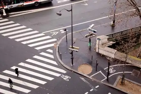 在巴黎秋季塞纳河上的桥旁的十字路口照片