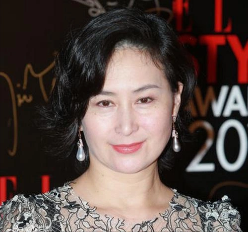 豪门媳妇罗秀茵,被赌王家族太子专宠,陪逛街帮拎包,比奚梦瑶受宠多了