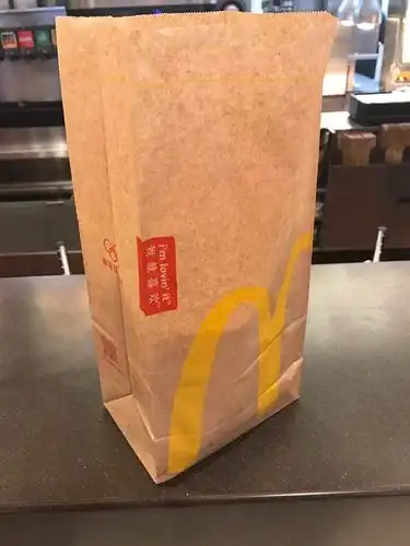 比如说在麦当劳打包外卖,就会发现麦当劳的牛皮纸袋都比较挺,而且很少