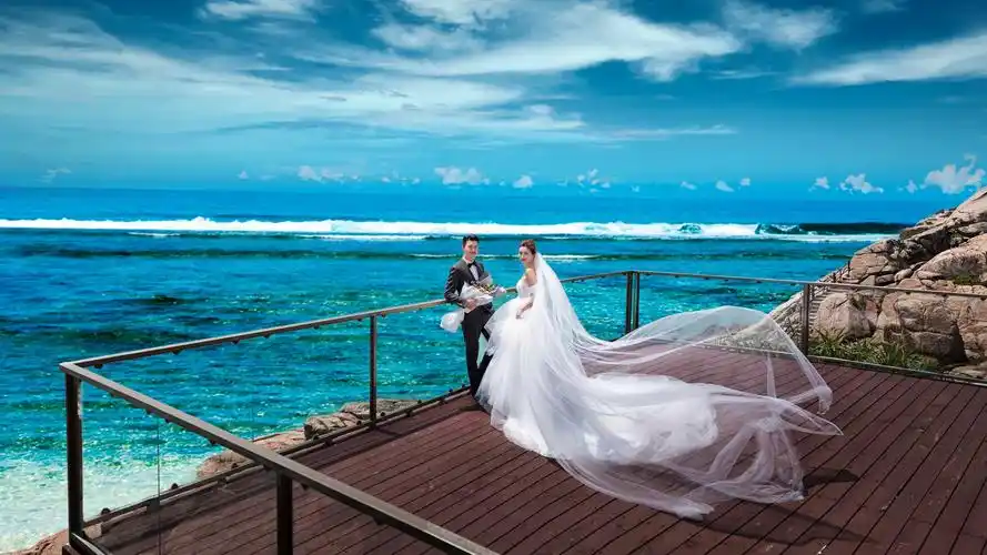 展现出来的状态也是比较随意,欢快的,可以多次拍摄;婚纱照是计划结婚