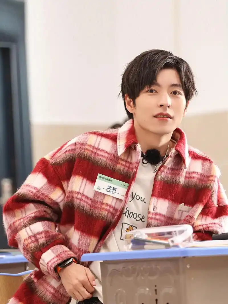 乖乖坐好02和穿着红格子毛呢外套的@文韬stefan 学 - 抖音