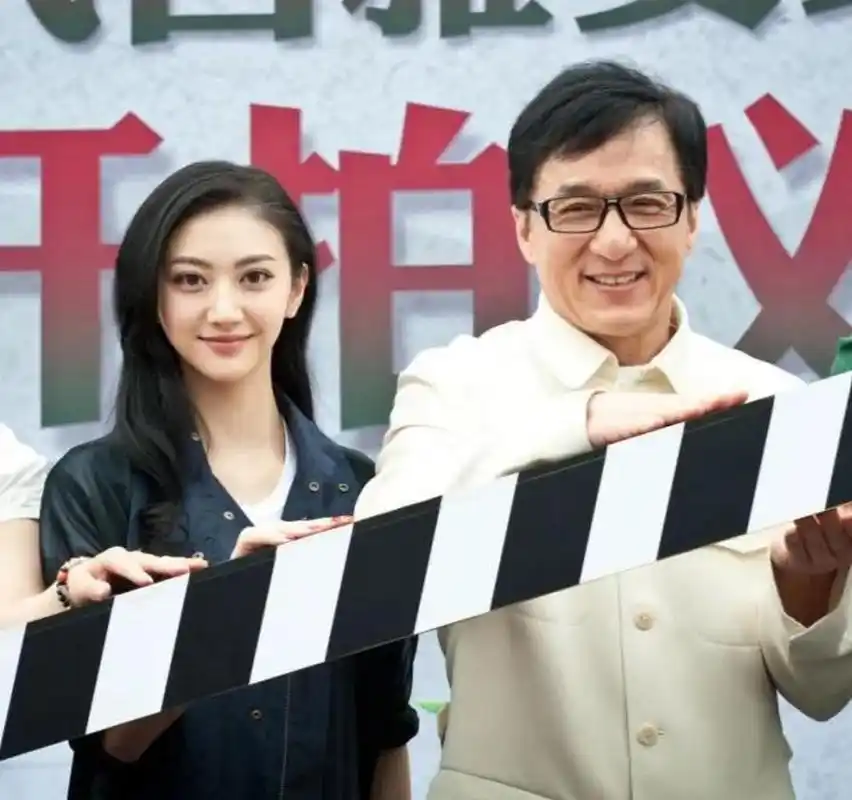 景甜和大哥成龙同框,被曝有潜规则.这不是事实吧?