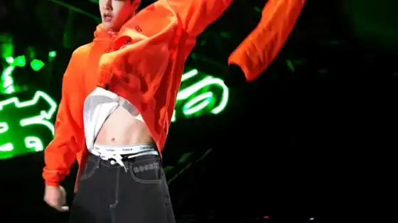 72:王一博腹肌还在吗?王一博:没有了.