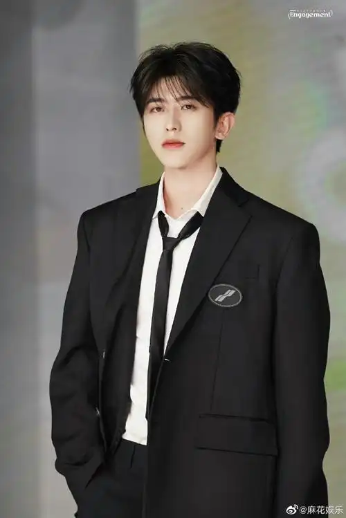 蔡徐坤学院风西装造型##蔡徐坤男高氛围感