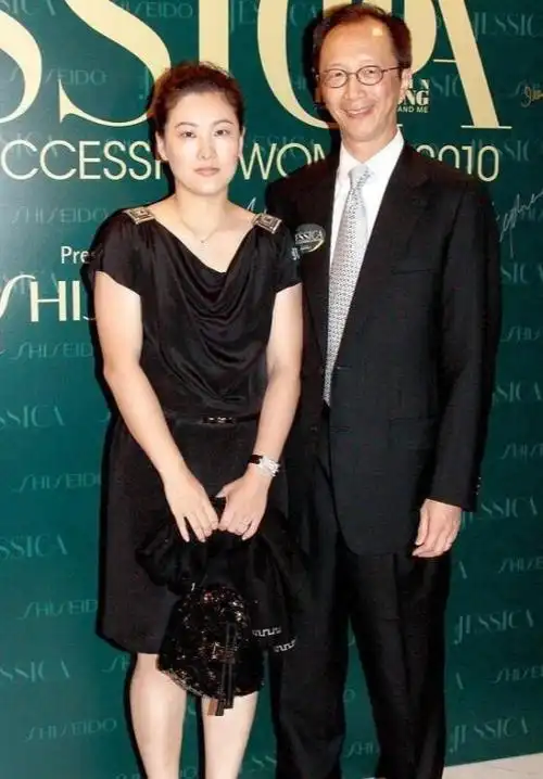 陈慧珊那个时候幻想着做阔太太,但慢慢的,梁锦松开始对陈慧珊冷漠