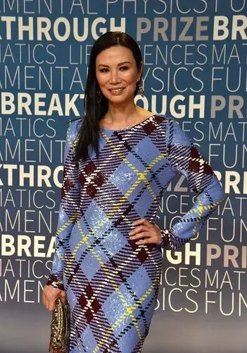 邓文迪确实是老了,脸垮的厉害,脖子上满是褶