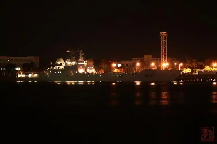 湛江军港静悄悄,军舰头上圆月照
