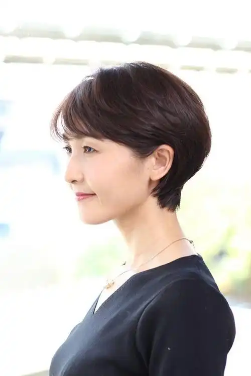 挂耳短发:灵动自如,轻松减龄**挂耳短发是一款简约而灵动的发型,适合