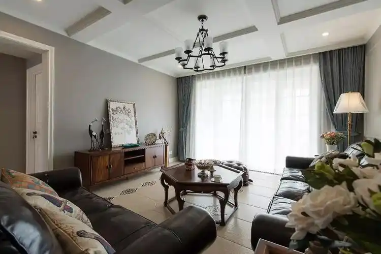 墨绿色,深褐色,灰色挑弄起话题共鸣时的喜悦.