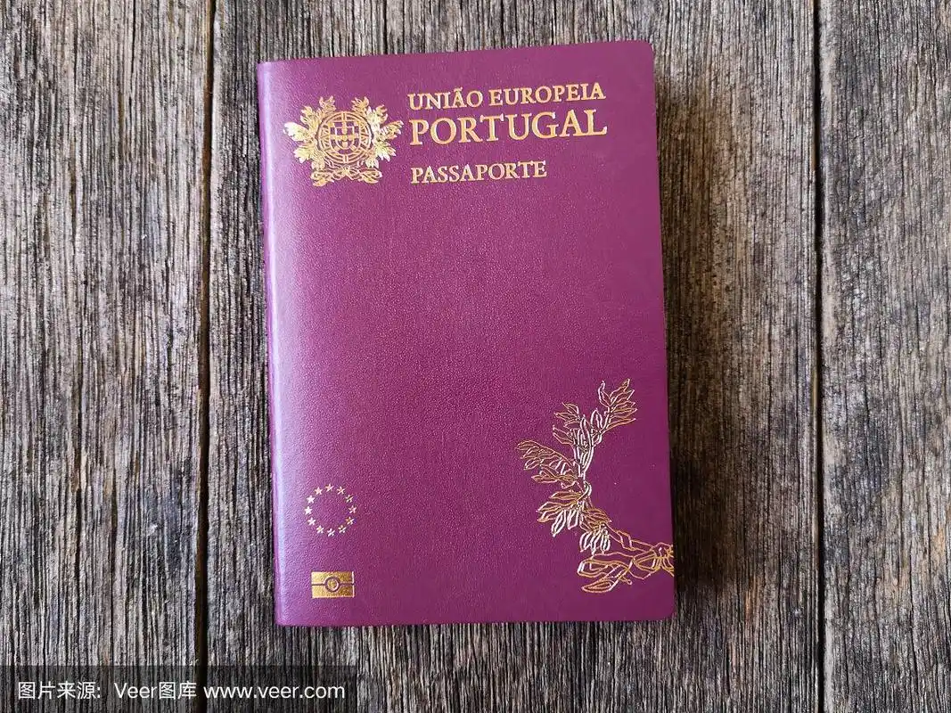 木制背景的葡萄牙护照