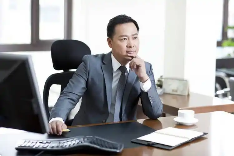 东方人,成年人,中年人,老年人,一个人,商务人士,商务男性,办公室,坐