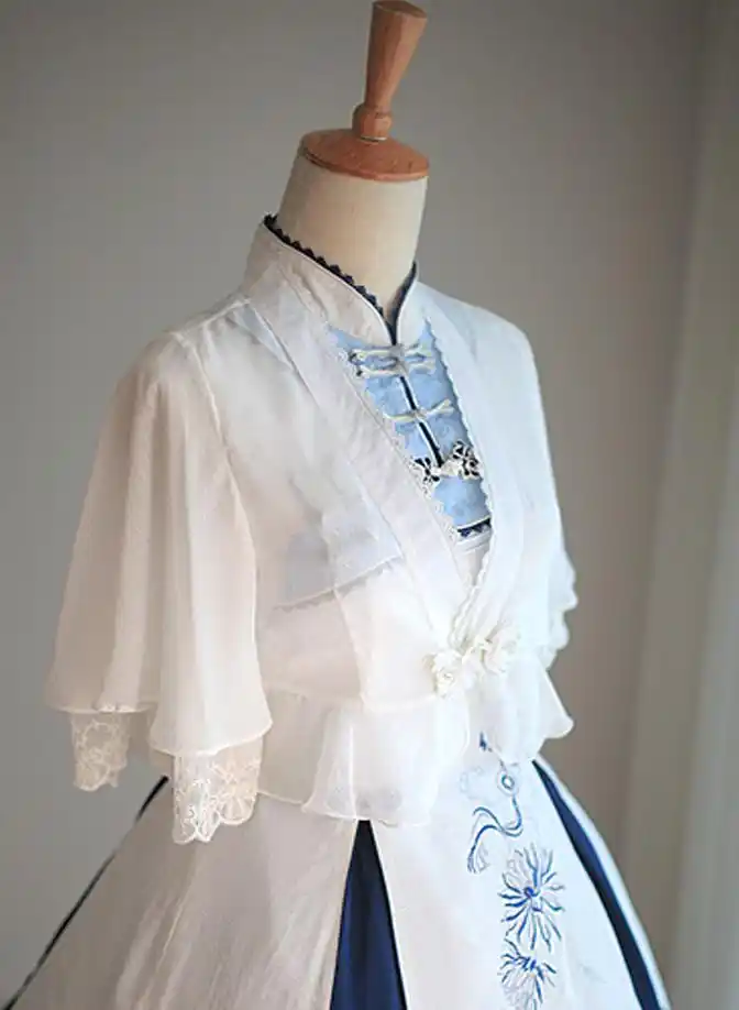 随着中华风元素在时尚舞台的大放异彩,在这些精美的复古洋装中我们