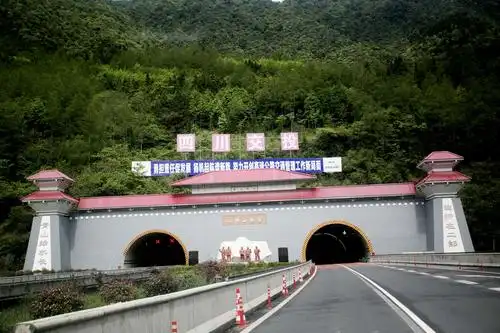震撼!雅康高速二郎山隧道群里景观照明的神奇景象