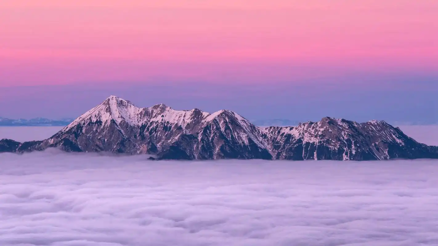 巍然挺拔的高山风景桌面壁纸