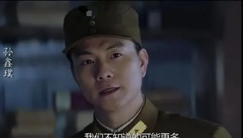 而且,孙鑫璞也换人了,在《雪豹》中这个角色是由芦芳生饰演的,而到了