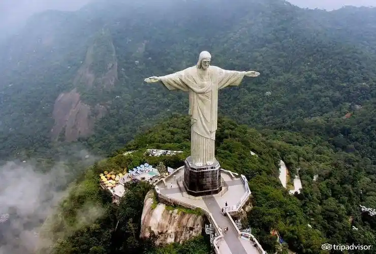 "图片由tripadvisor猫途鹰提供科瓦多山救世基督像: "混凝土的大柱子