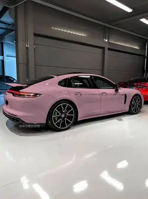 保时捷帕拉梅拉icr「乌龙奶茶粉」改色膜,低饱和特别的粉色