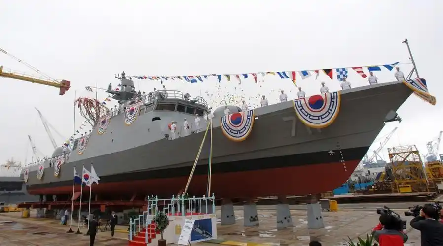 韩国先进导弹艇出征前被大风吹沉高清组图