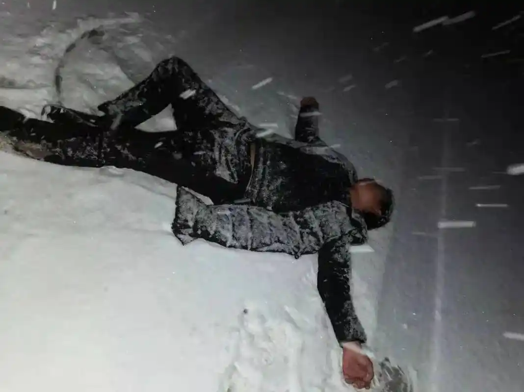 凌晨4时昭通一男子醉酒独躺雪地沉睡不醒