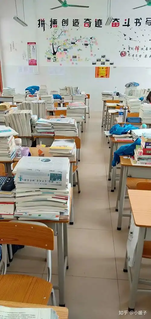 高中教室有没有像电影里那样课桌都堆满书