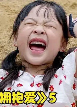 小女孩从高处摔在石头上,妈妈被吓得不知所措