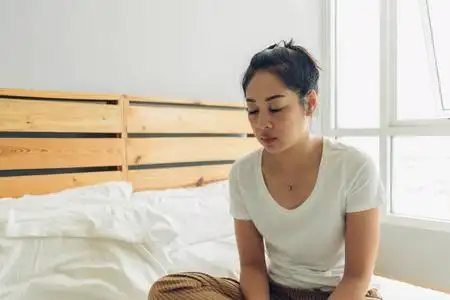 昏昏欲睡的女人刚从午睡中醒来.照片