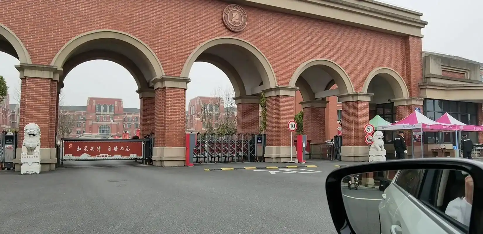 一个多月没看见大宝贝了,疫情期间学校门口都不让出来,为娘的我 - 抖