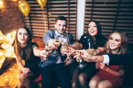 在该国的香槟在聚会上用香槟庆祝的朋友照片