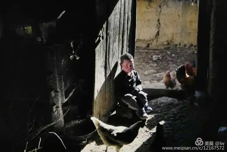 抚养两个孤儿的大凉山彝族老奶奶