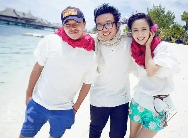 现场群集近百位明星嘉宾好友,陈思诚戴墨镜抢镜,待嫁新娘佟丽娅美艳.