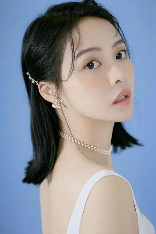 余心恬清纯写真曝光 《恋上喵星人》热播实力演绎喵星本喵