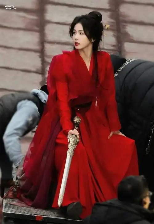 240129白鹿红衣惊艳露华浓飘逸动作尽显古典之美