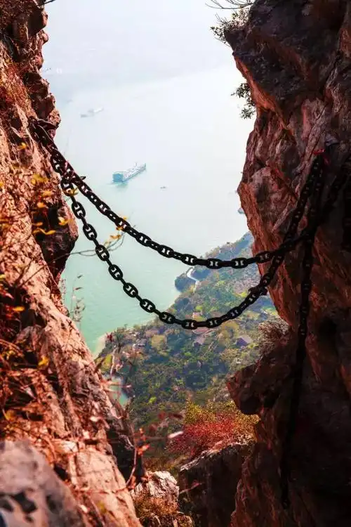 这里就是链子崖,位于湖北省宜昌市秭归县屈原镇的长江西陵峡南岸,在