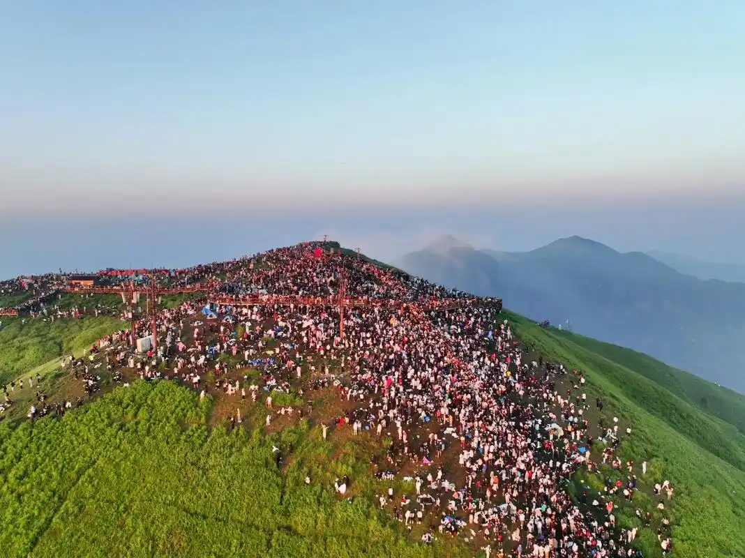 武功山金顶9015有一万人.